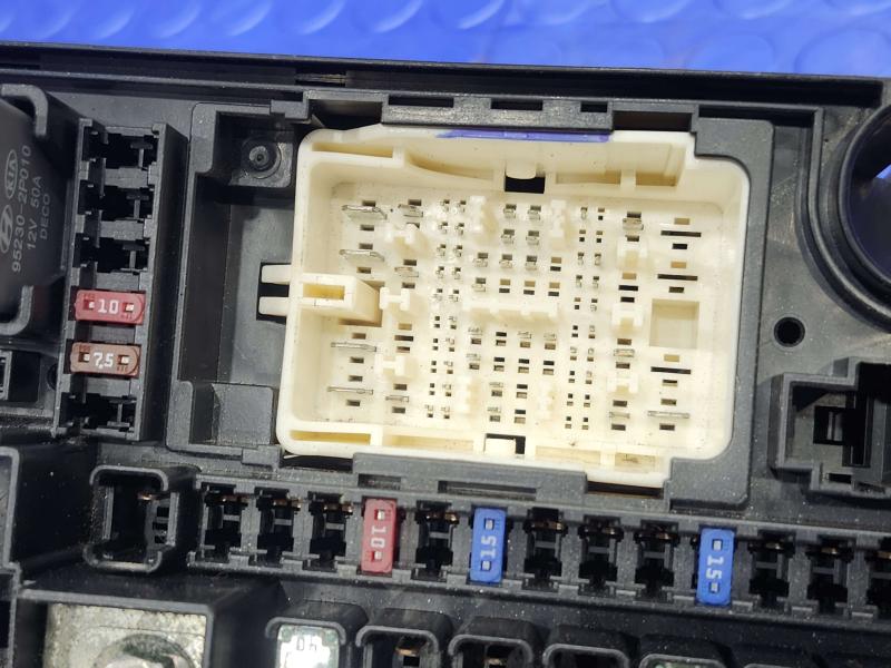 2017 Kia Sorento Engine Fuse Box