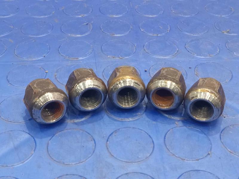 2001 Honda CR-V Lug Nuts