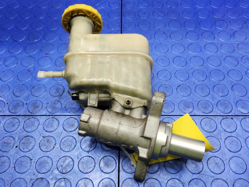 2015-2018 Jeep Cherokee Brake Master Cylinder Assembly Genuine OEM 68211881AD
