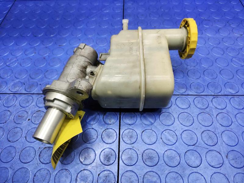 2015-2018 Jeep Cherokee Brake Master Cylinder Assembly Genuine OEM 68211881AD