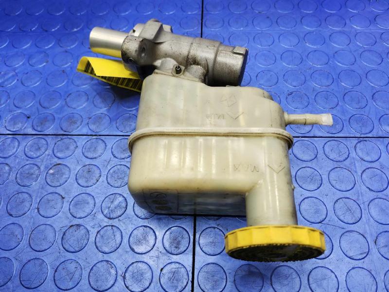 2015-2018 Jeep Cherokee Brake Master Cylinder Assembly Genuine OEM 68211881AD