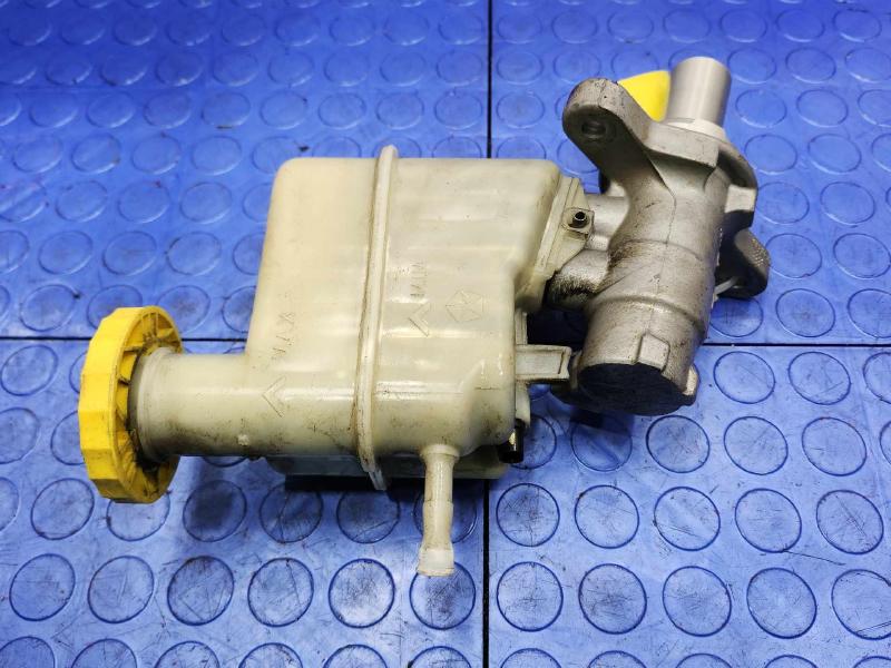 2015-2018 Jeep Cherokee Brake Master Cylinder Assembly Genuine OEM 68211881AD
