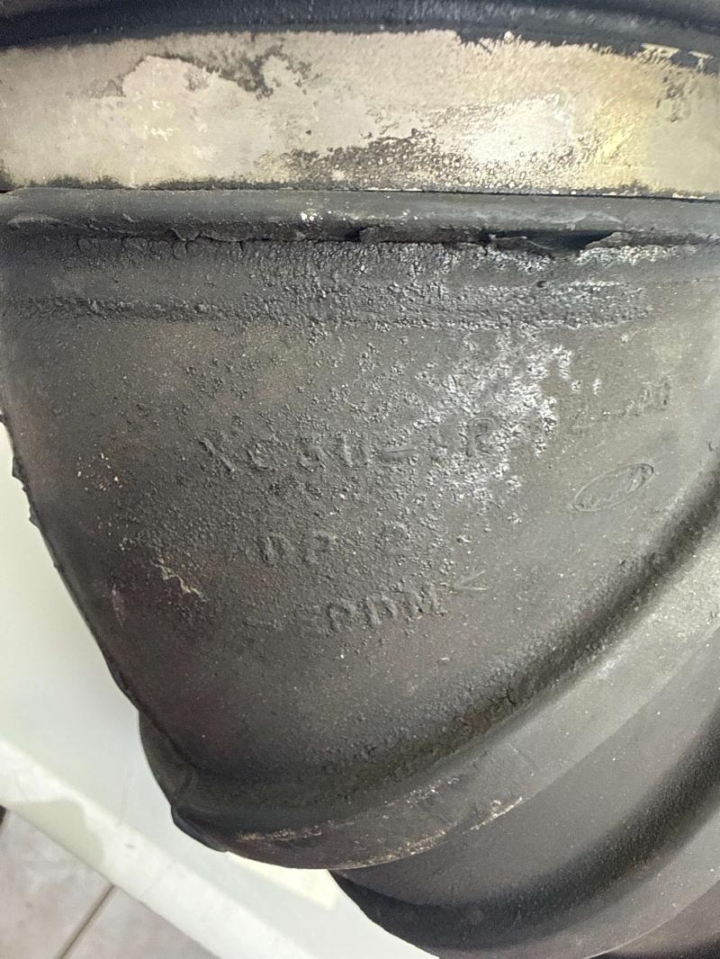 2001 Ford F-350 Super Duty Air Intake Tube/Resonator