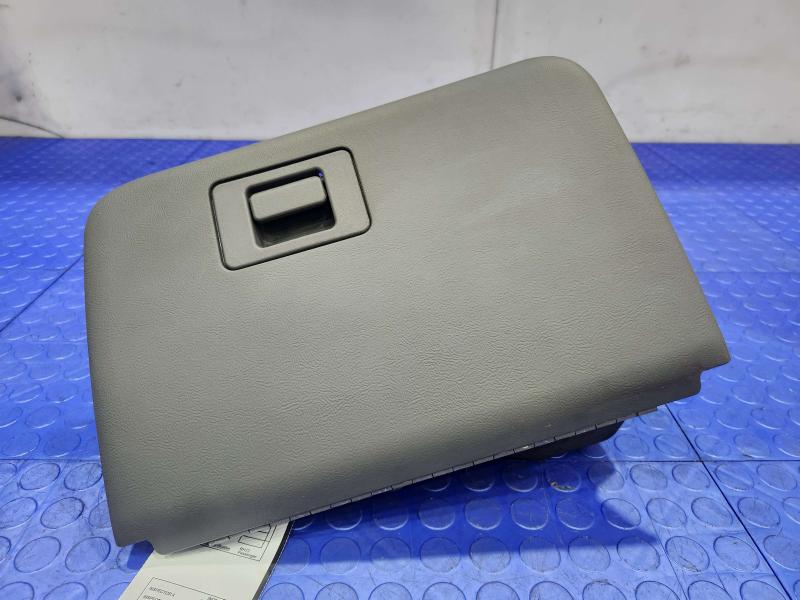 2004 Ford Explorer Glove Box