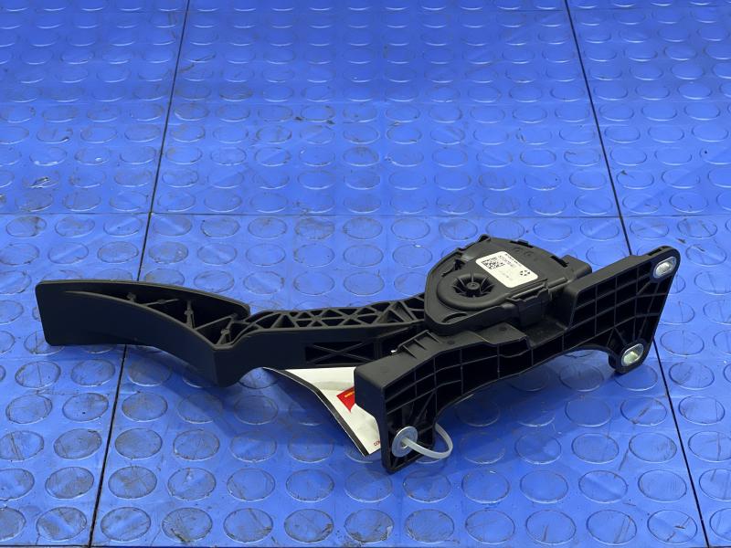 2011-2013 Dodge Durango Accelerator Pedal Assembly Genuine OEM Part 52124785AD