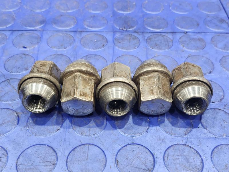 2015 Jeep Grand Cherokee Lug Nuts