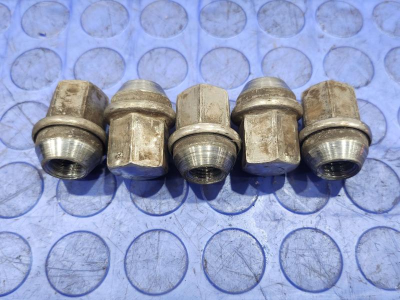 2015 Jeep Grand Cherokee Lug Nuts
