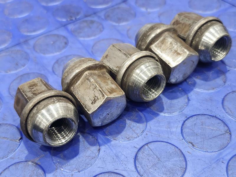 2015 Jeep Grand Cherokee Lug Nuts