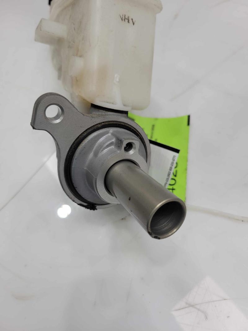 2017 - 2019 Hyundai Elantra Sedan Brake Master Cylinder Assembly OEM 58510F2400