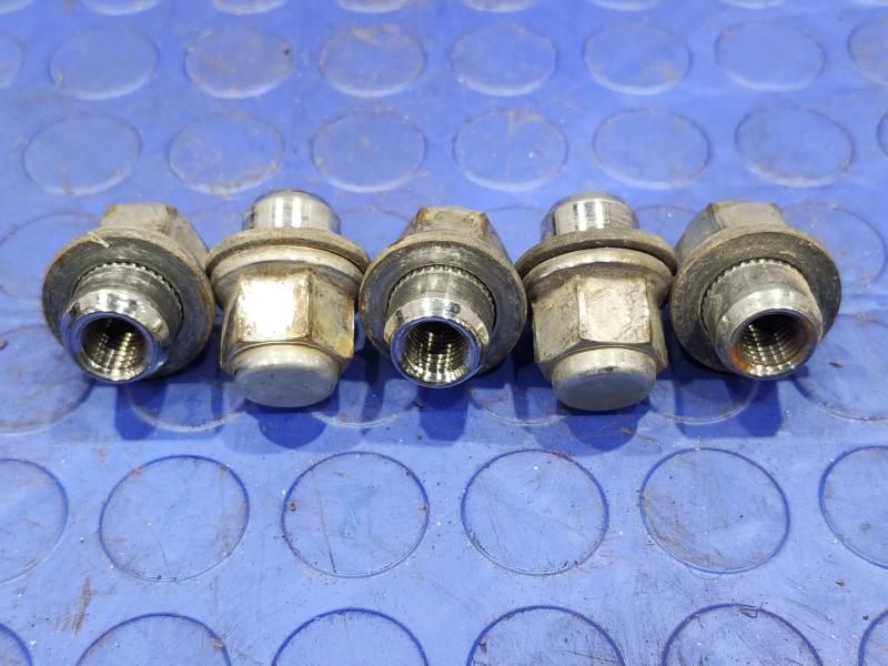 2010 Toyota Prius Lug Nuts