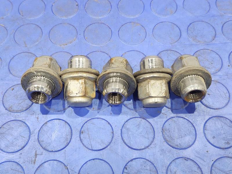 2010 Toyota Prius Lug Nuts