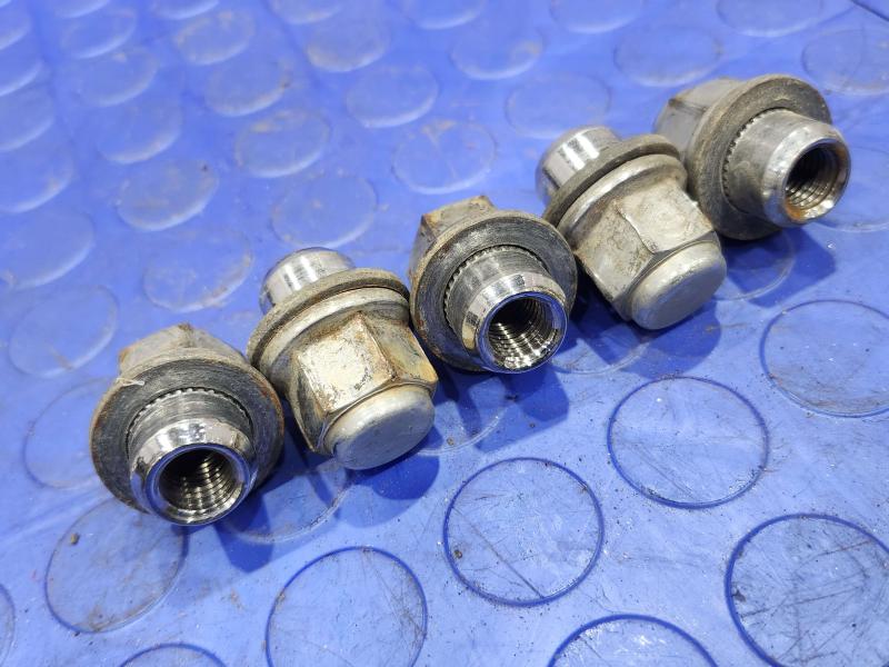 2010 Toyota Prius Lug Nuts