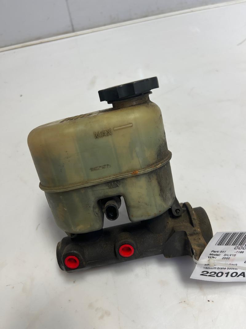 2000 Chevrolet Silverado 1500 Master Cylinder