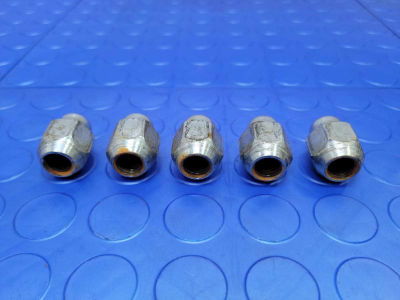 2013 Hyundai Santa Fe Lug Nuts
