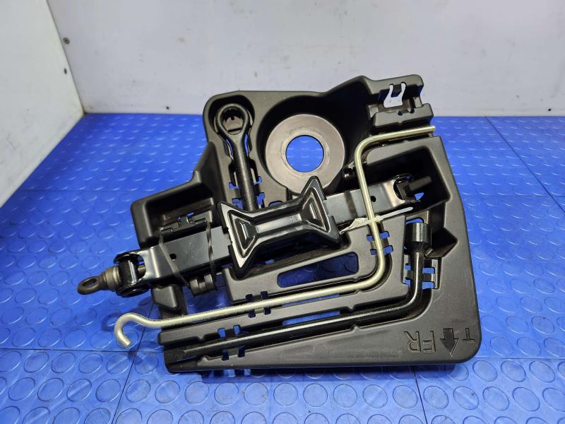 2013 Toyota Prius Jack Assembly