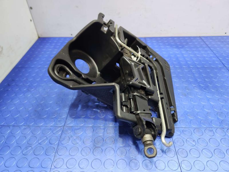 2013 Toyota Prius Jack Assembly