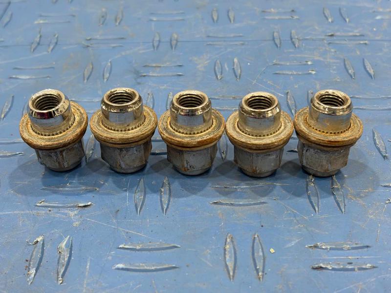 2007 Toyota RAV4 Lug Nuts
