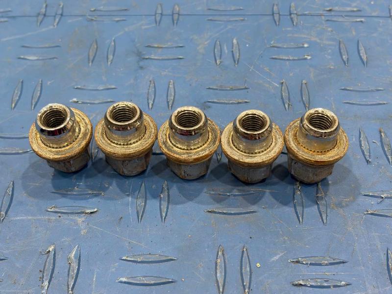 2007 Toyota RAV4 Lug Nuts