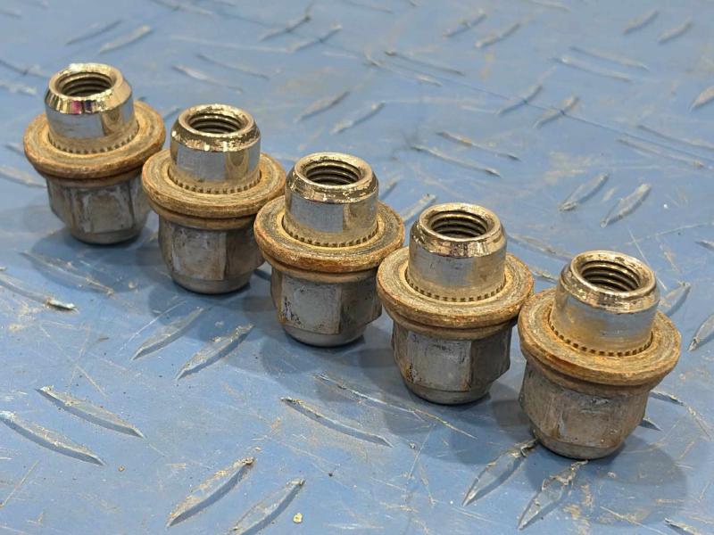 2007 Toyota RAV4 Lug Nuts