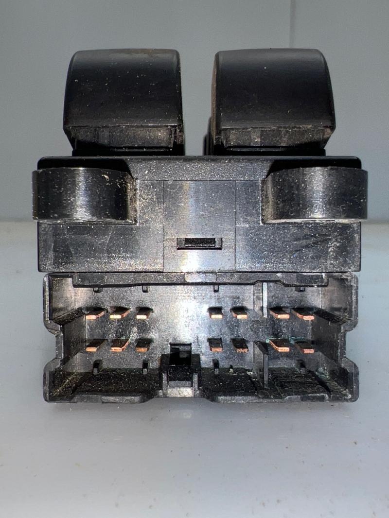 2000 - 2004 Nissan Xterra Master Window Switch Assembly OEM 254019E000