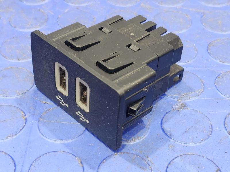 2016 Ford Edge Dual USB Port Hub Assembly Genuine OEM Part GC3T14F014BB