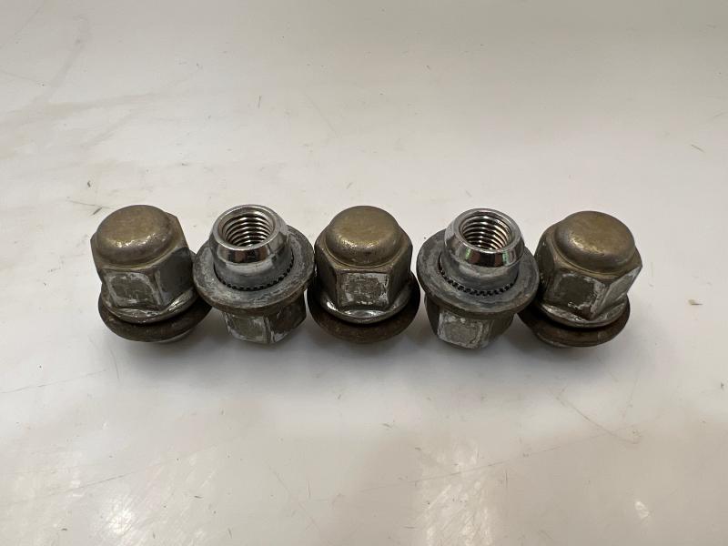 2016 Kia Sedona Lug Nuts