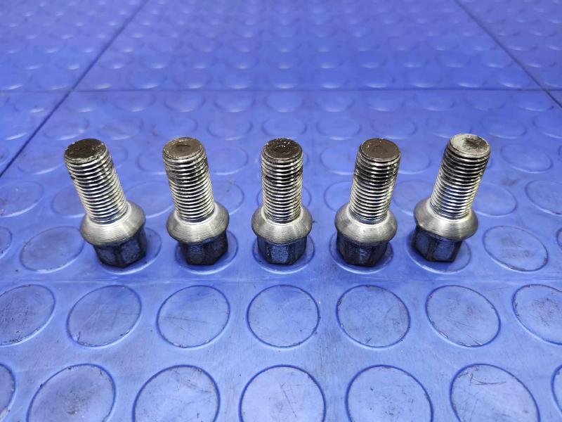 2013 Volkswagen Beetle Lug Nuts
