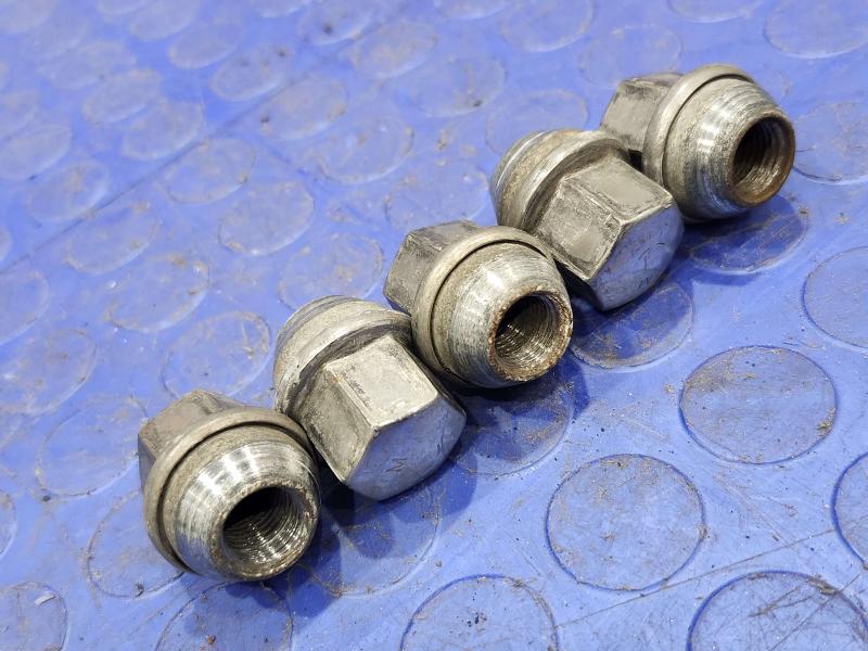 2013 Chrysler 300 Lug Nuts