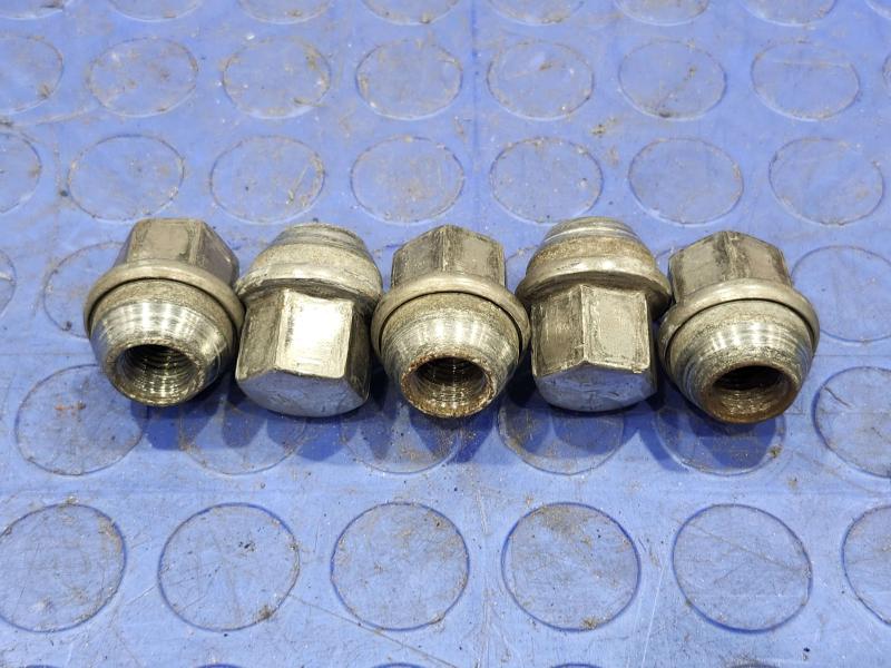 2013 Chrysler 300 Lug Nuts