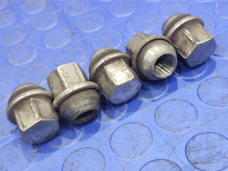 2014 Dodge Challenger Lug Nuts