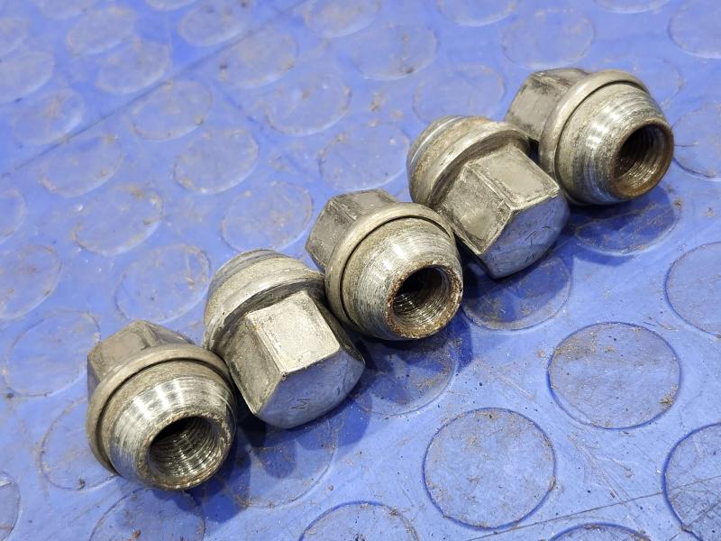 2013 Chrysler 300 Lug Nuts