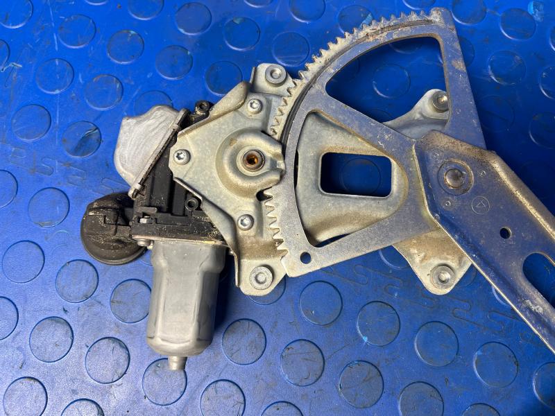 2010 Toyota Prius Front Door Regulator