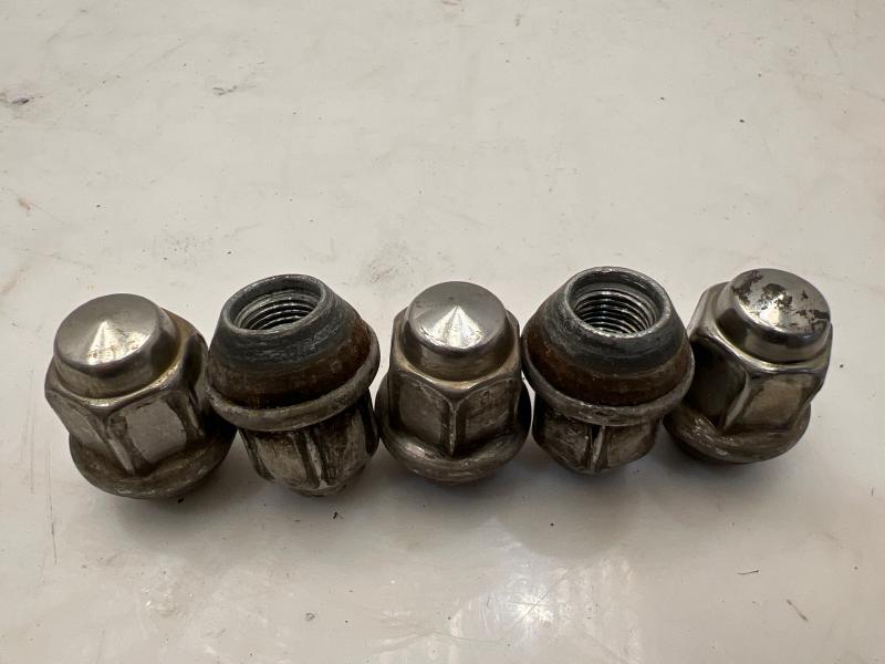2007 Ford Mustang Lug Nuts