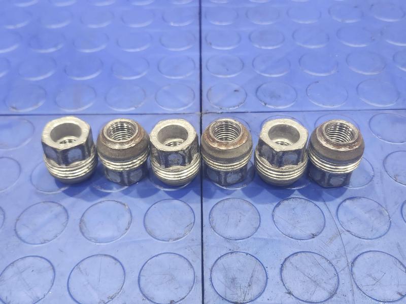 2014 Chevrolet Silverado 1500 Lug Nuts