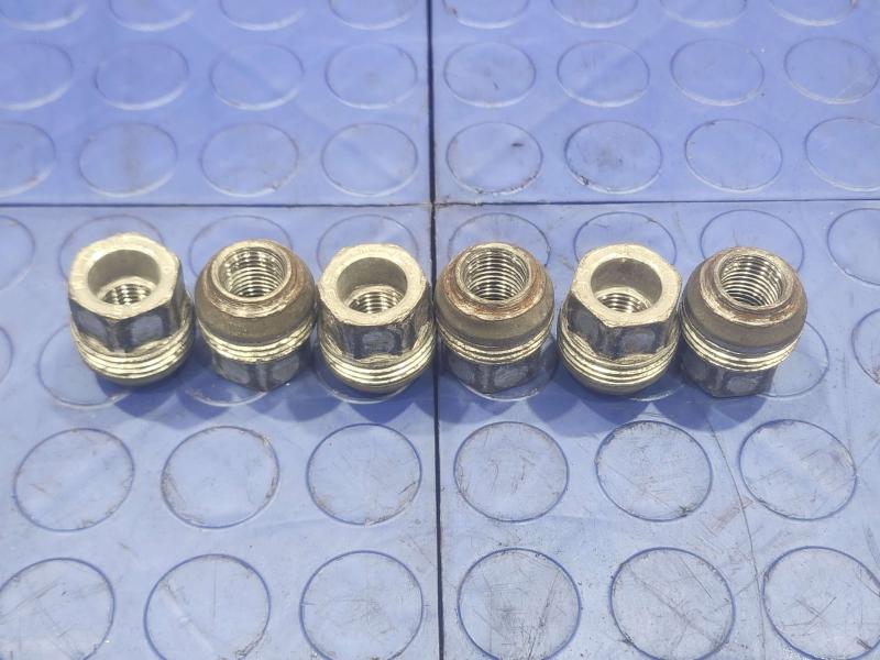 2014 Chevrolet Silverado 1500 Lug Nuts