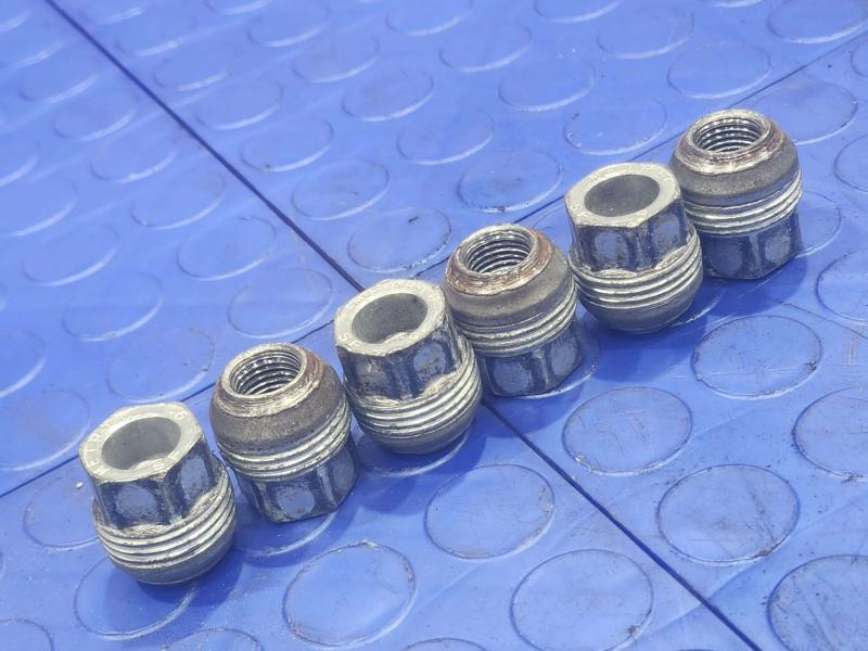 2014 Chevrolet Silverado 1500 Lug Nuts
