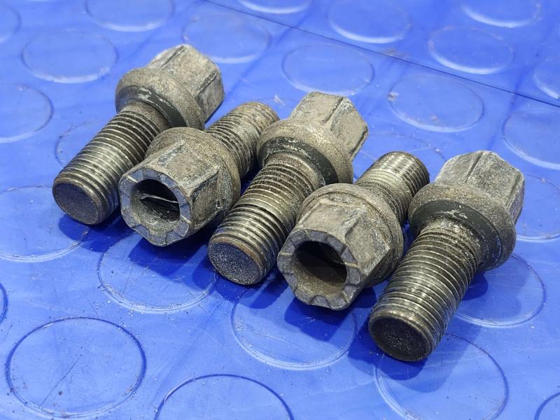 2016 Volkswagen Jetta Lug Nuts