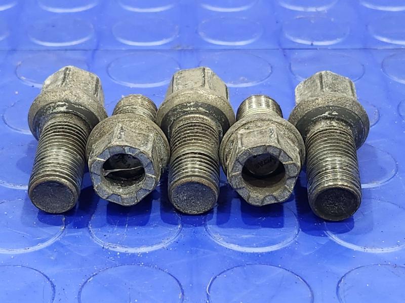 2016 Volkswagen Jetta Lug Nuts