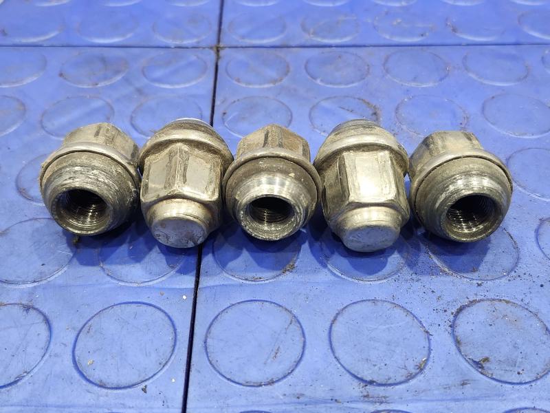 2006 Ford Mustang Lug Nuts