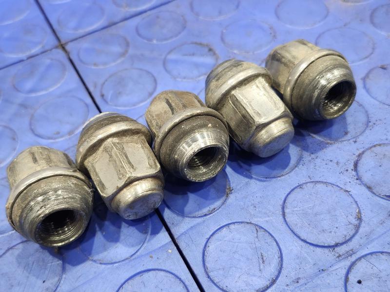 2006 Ford Mustang Lug Nuts