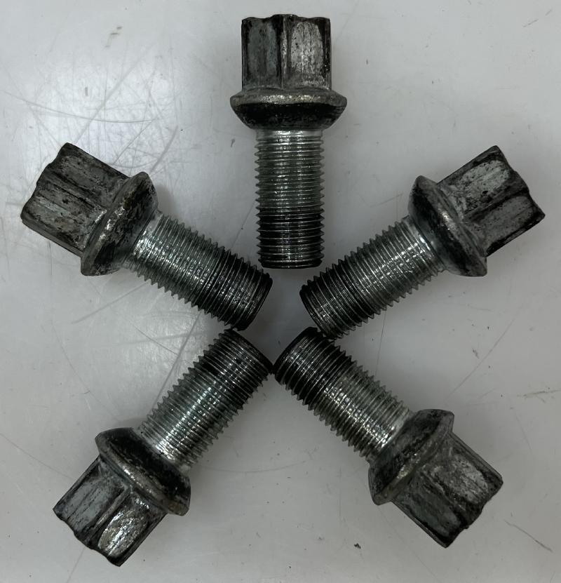 2013 Volkswagen Passat Lug Nuts