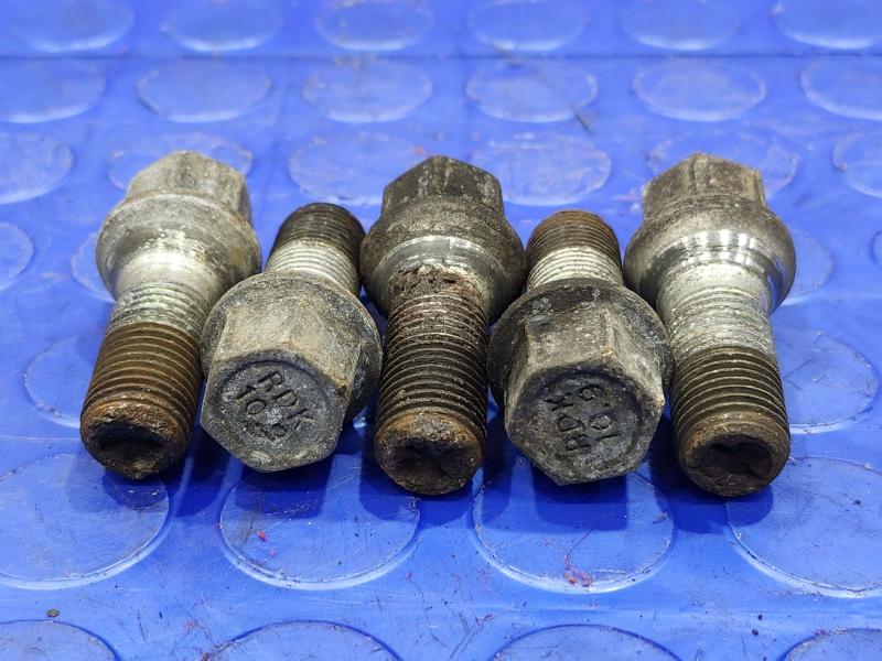 2018 Volkswagen Passat Lug Nuts