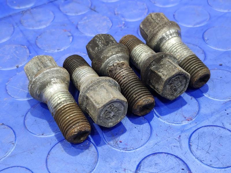 2018 Volkswagen Passat Lug Nuts