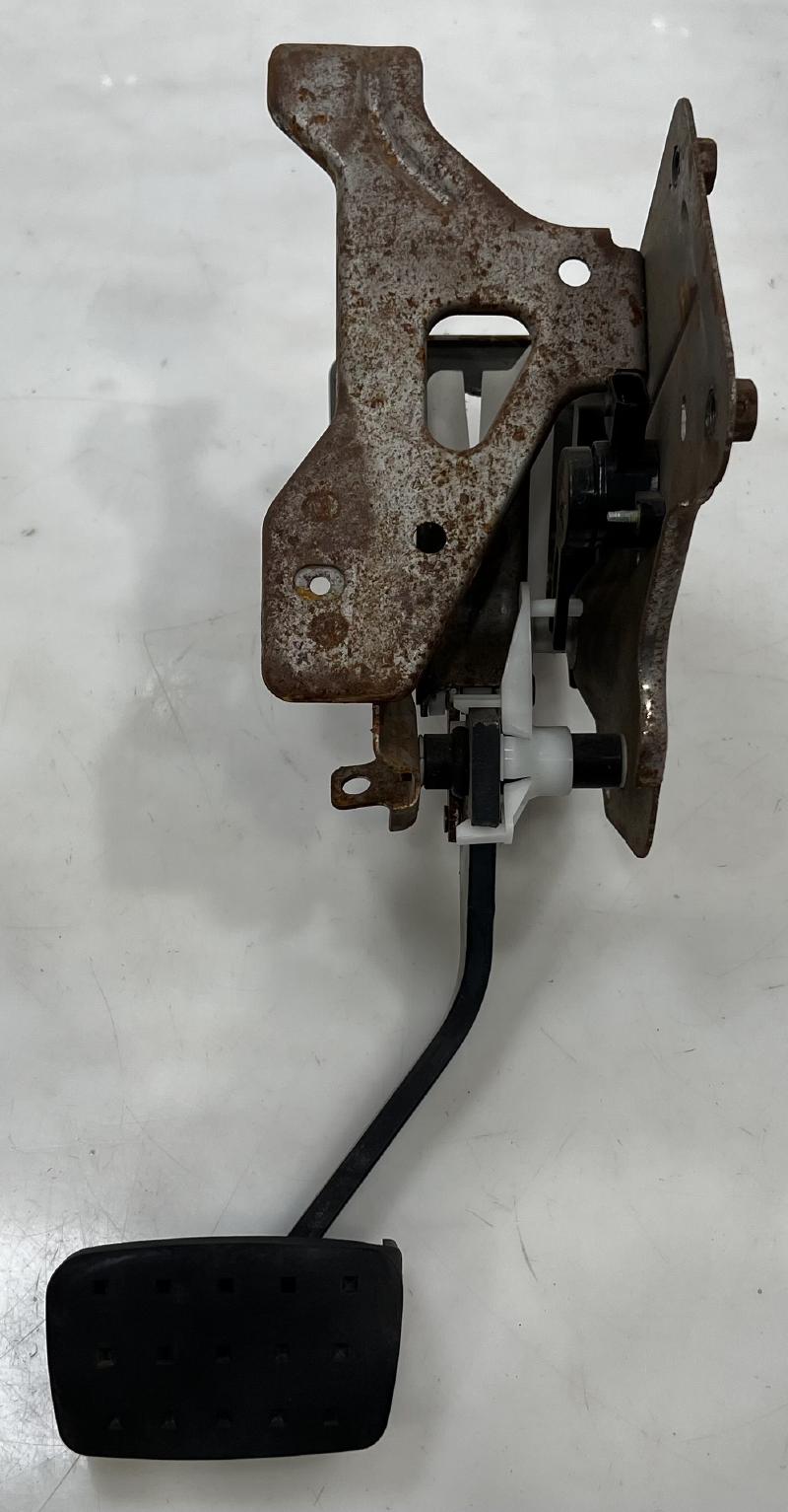 2017 - 2021 GMC Acadia Brake Pedal Assembly with Bracket OEM 84517824
