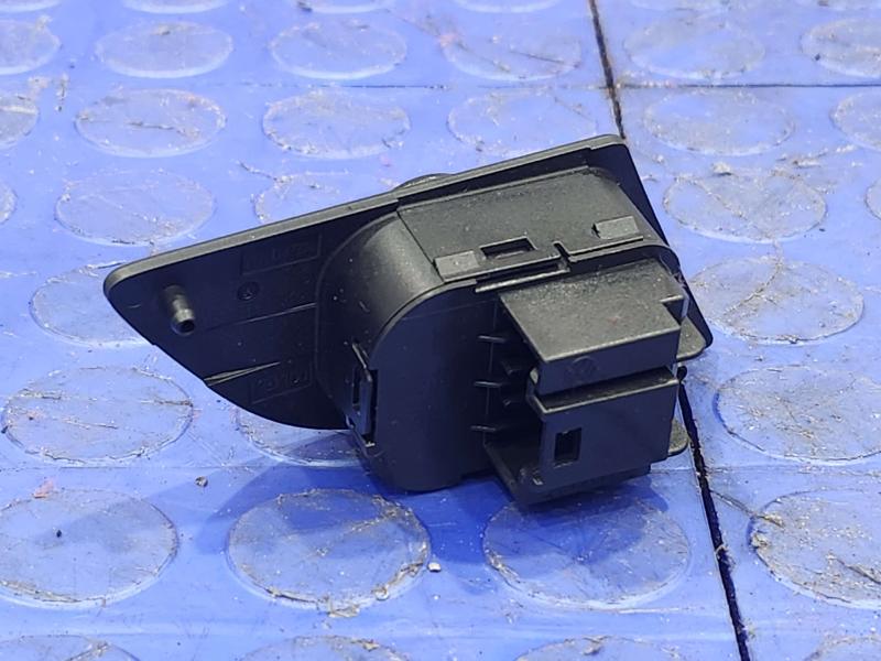 2020 Volkswagen Passat Door Switch Front
