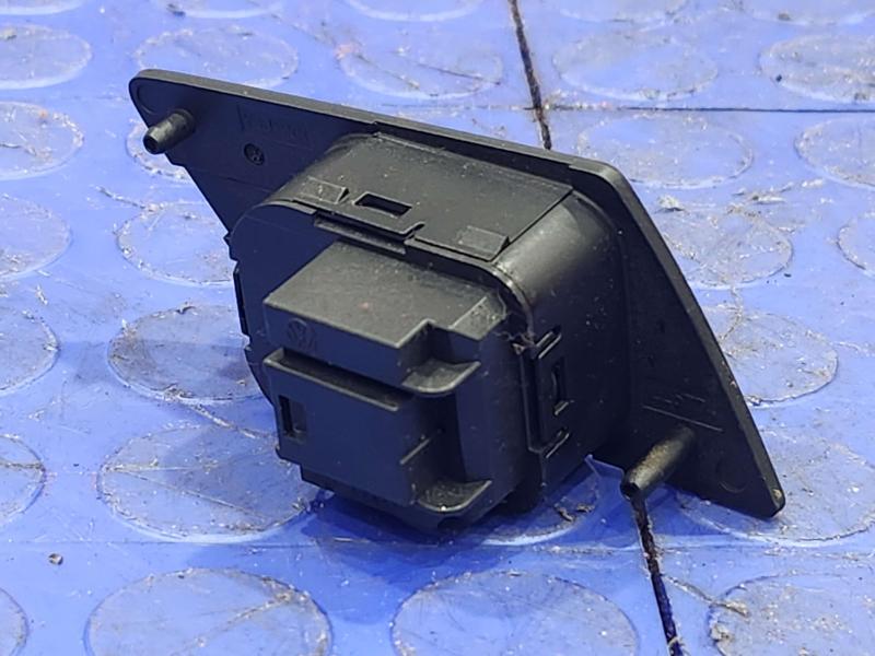 2020 Volkswagen Passat Door Switch Front
