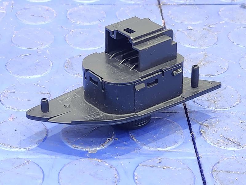 2020 Volkswagen Passat Door Switch Front