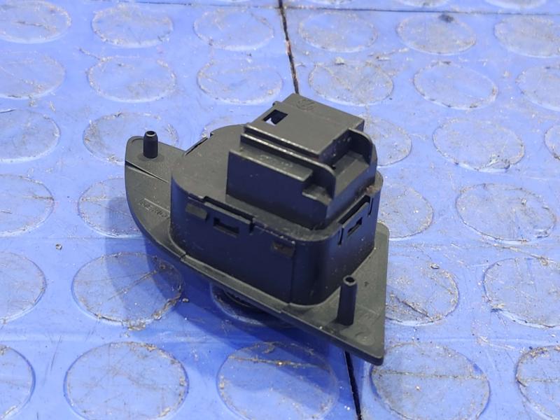 2020 Volkswagen Passat Door Switch Front