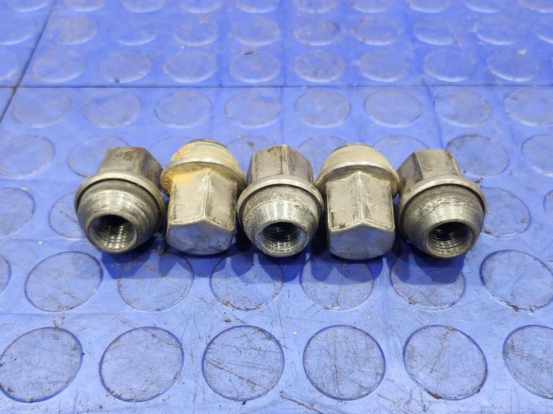 2014 Jeep Grand Cherokee Lug Nuts