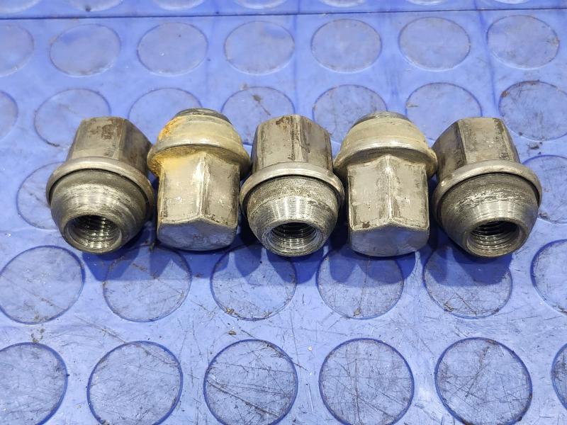 2014 Jeep Grand Cherokee Lug Nuts